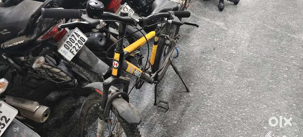 6 months old cycle. Disk brakes. Light , horn and phone pouch included