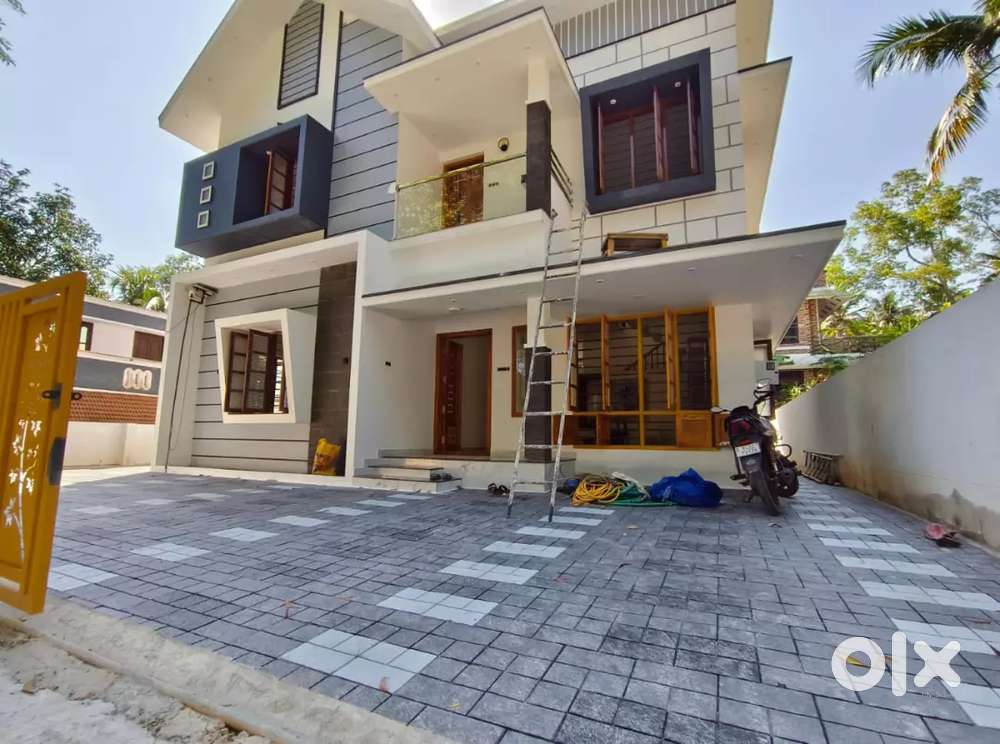 5.5 CENT 4BHK KARIYAVATTOM NARIKKAL ROAD