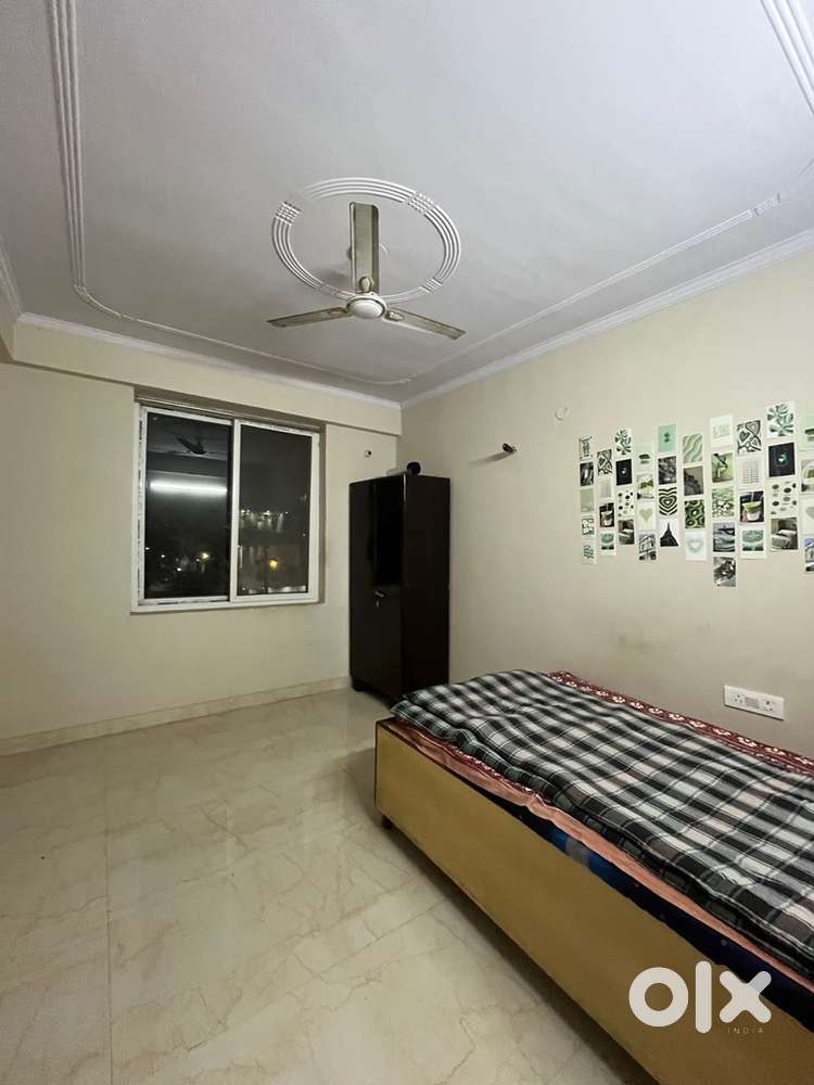 4 bhk furnished flat 1 room vacant only for working girls