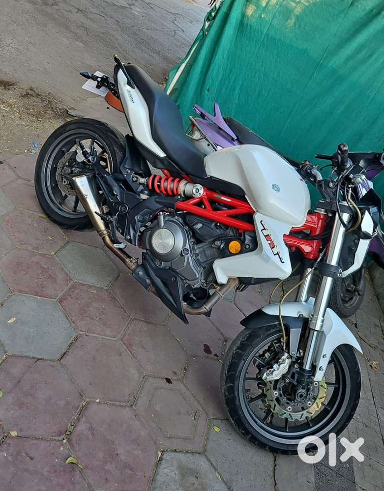 Benelli TNT 300 with Ixil 55 exhaust in very good condition.