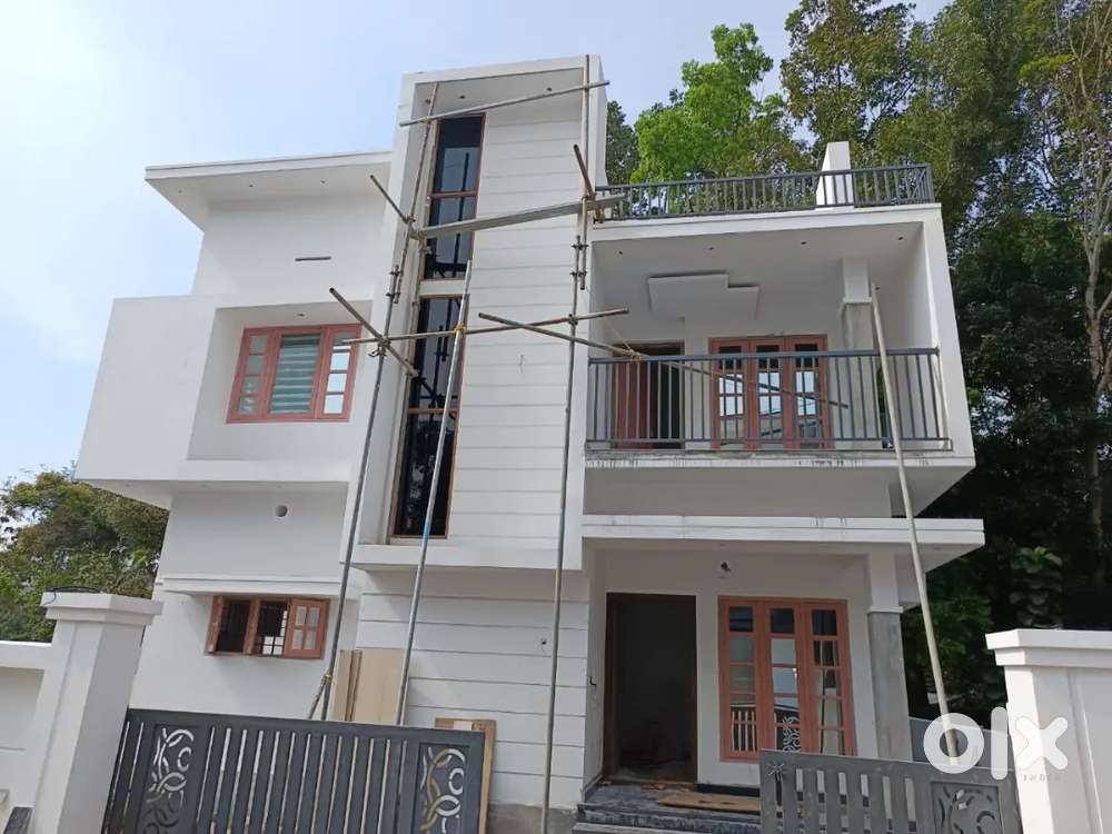Independent house villa with 4 cent  plot near pukkattupady junction