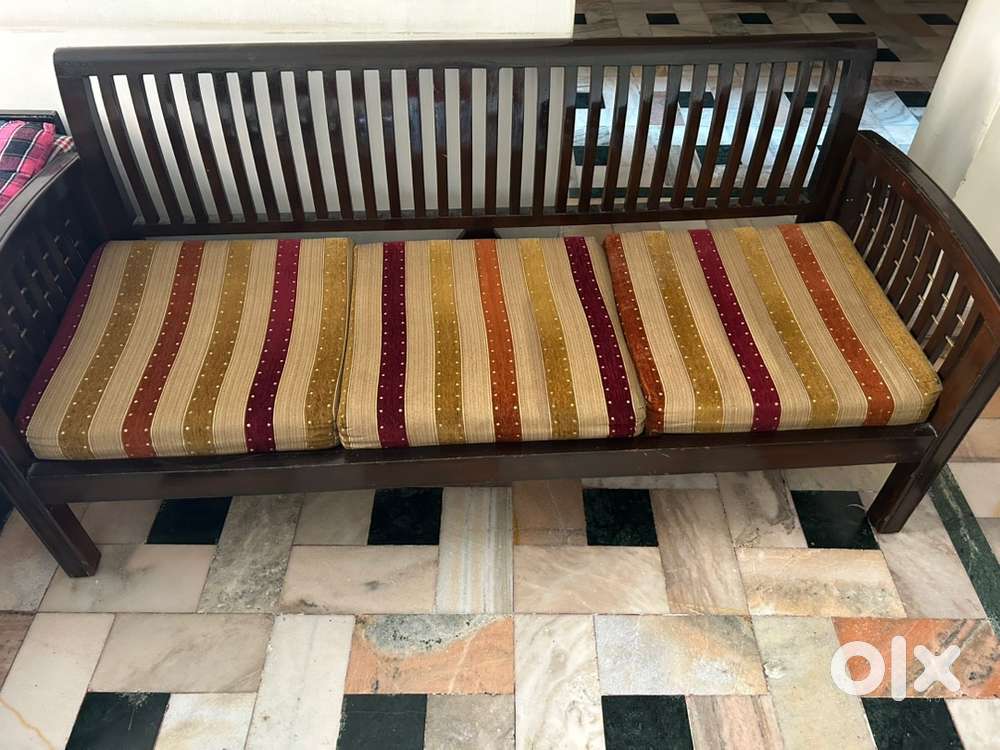 5 seater wooden sofa with center table