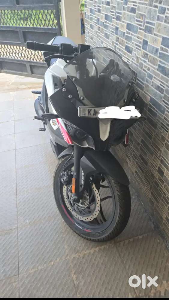 Bajaj rs 200