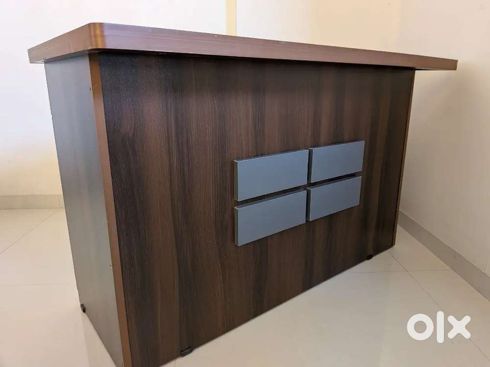 Computer with 5 drawers table and 3 chair