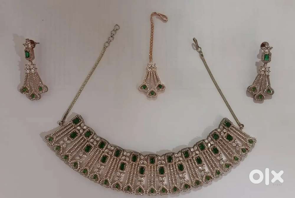 Luxury Bridal Green Emerald Jewelry Set– Necklace,Earrings&Maang Tikka
