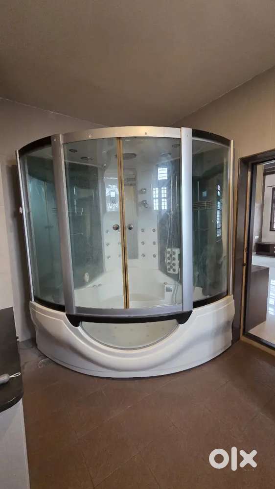 D shaped toughened glass jacuzzi