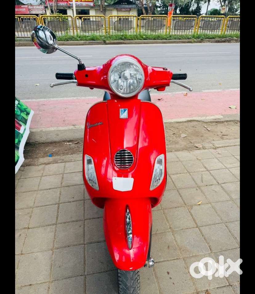 Vespa 125 Red