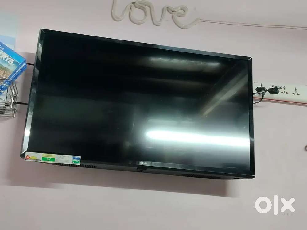 LG 32 inch TV with Smart Remote