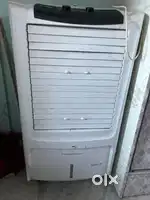 Kenstar cooler with ice chamber