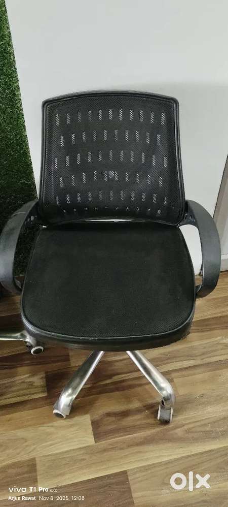 5500     5 office chairs