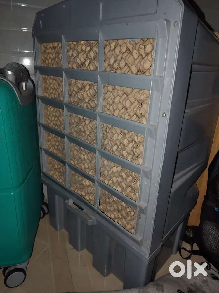 I am selling this coz of winter this cooler