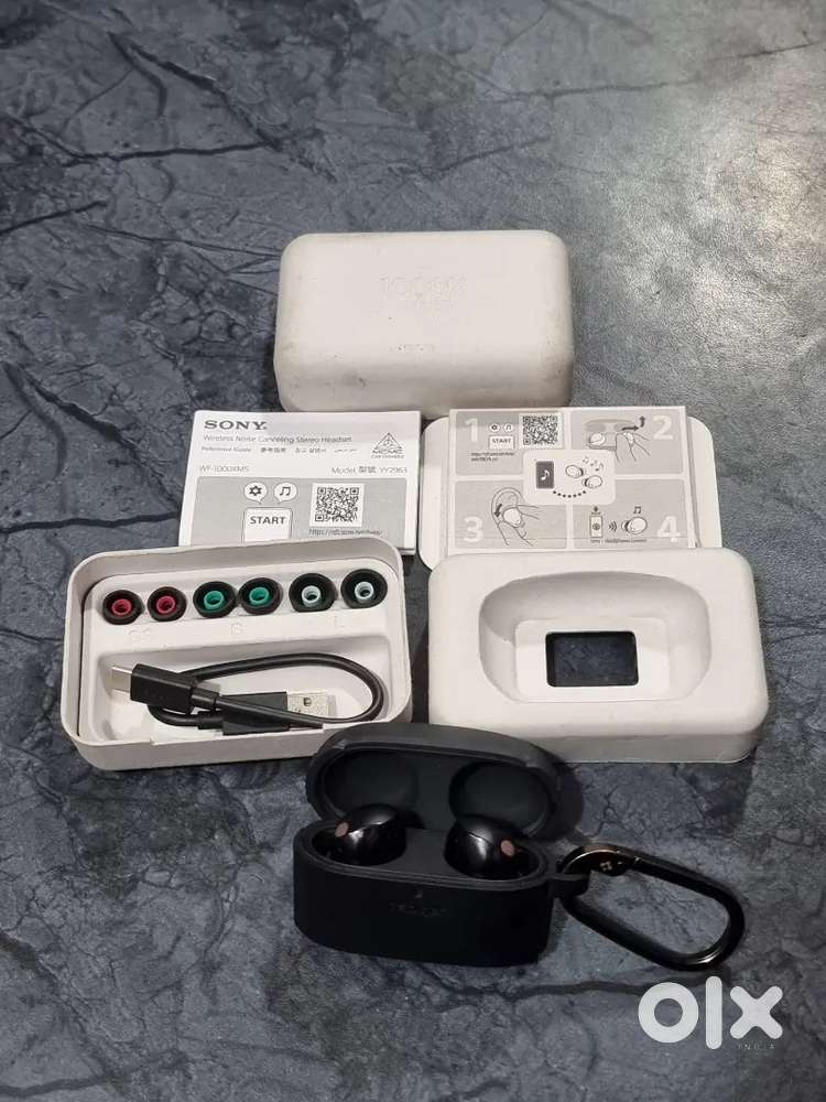 sony wf-1000xm5 earbuds in newly condition.