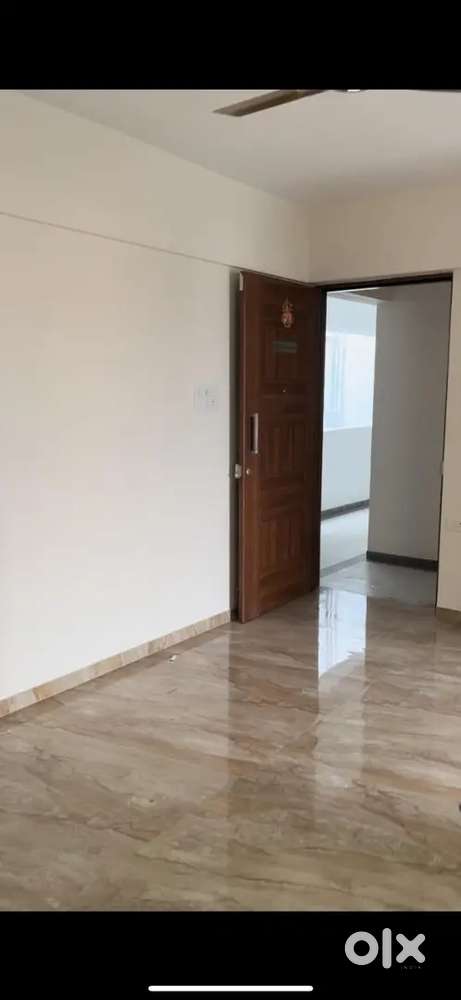 Need female working roomate in hall