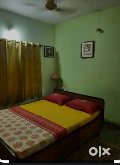 Ek female room partner chaiye jo yaha reh sake mere sath