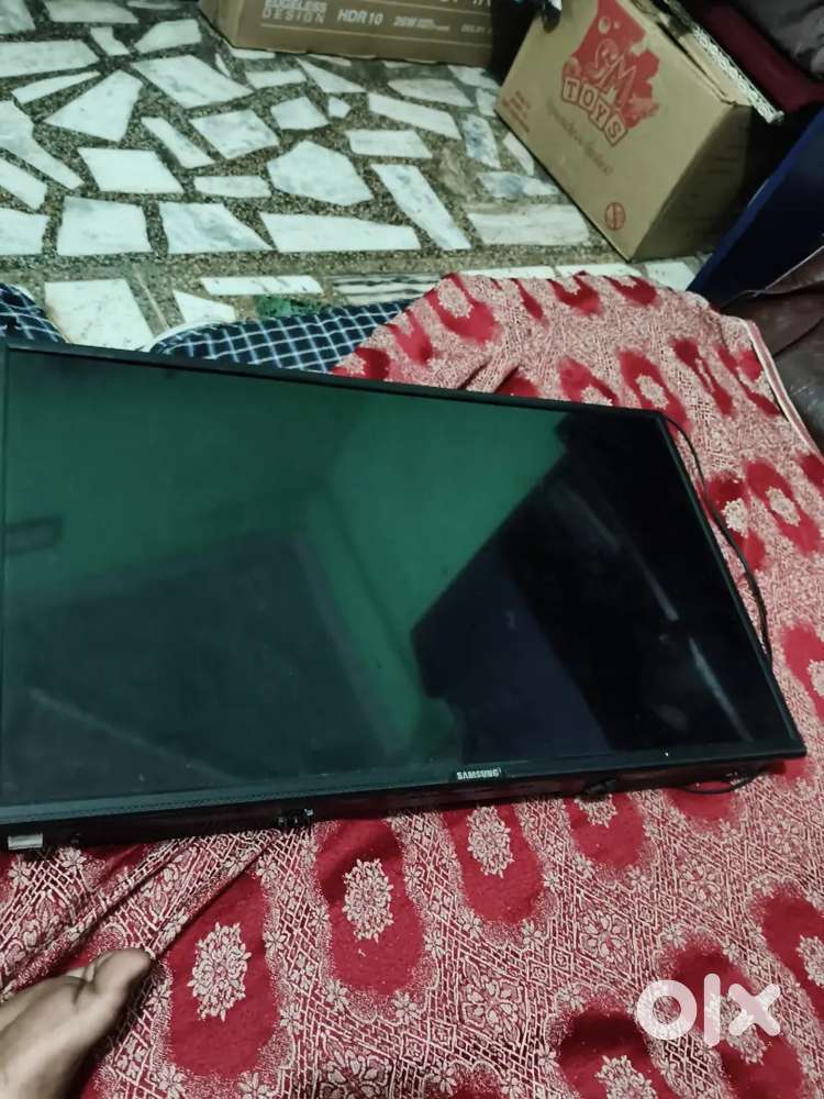 Hmnai nya led li hai esliye bech rhe hai display khrb hai bs