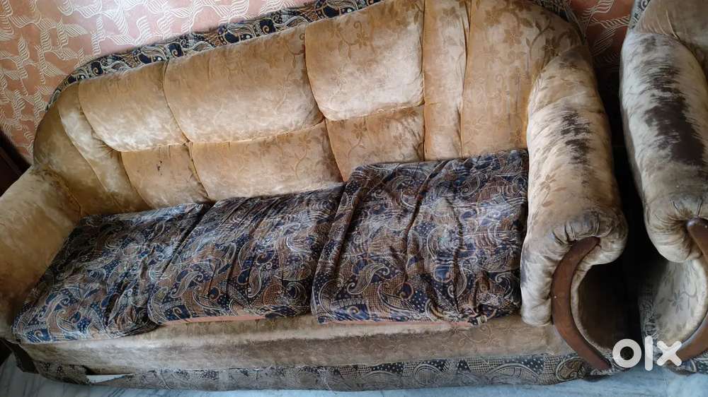 5 seater sofa in 9000
