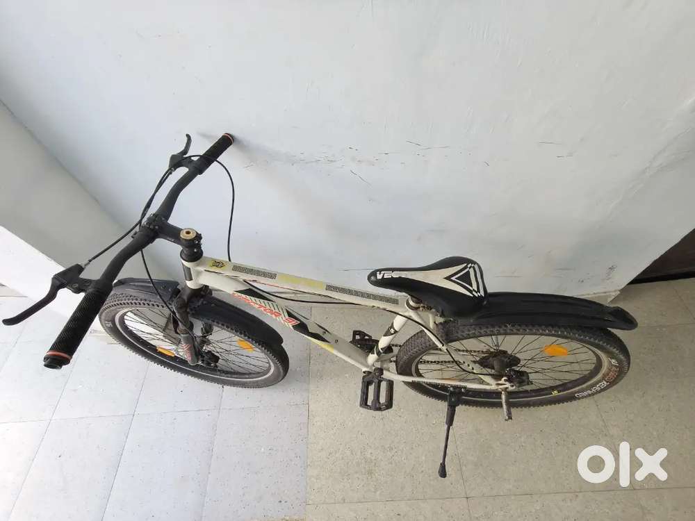 Model-2023 / colour - white and black combination / fully Disc brake
