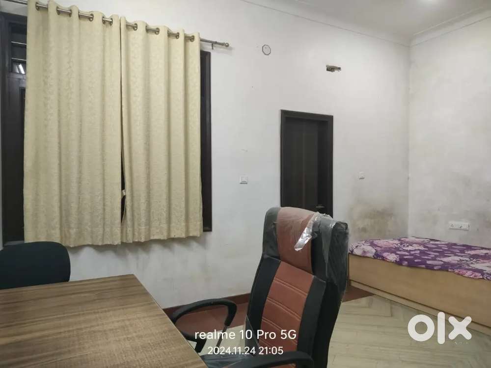 Rooftop single room available for rent