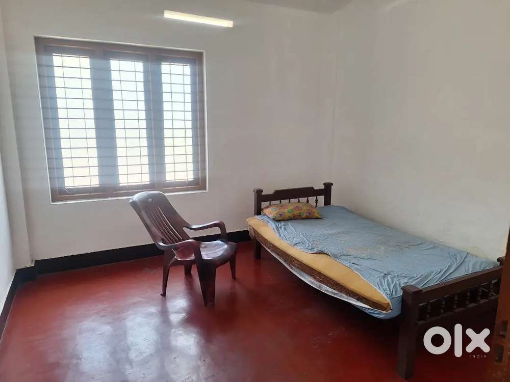 2bhk bachleors room for rent near town.