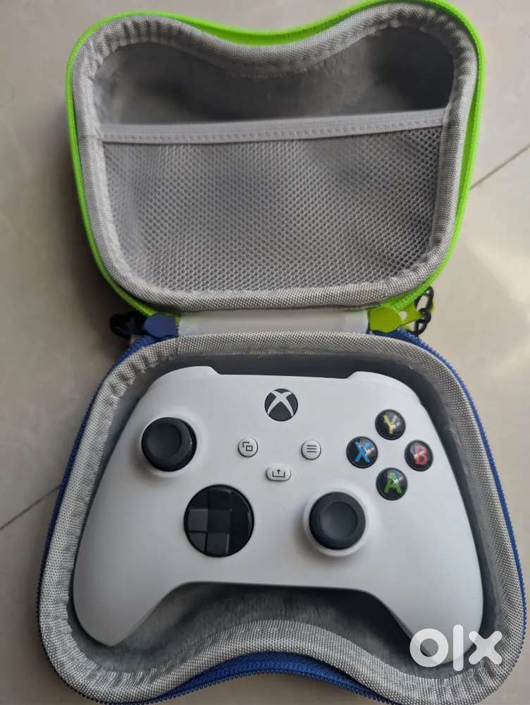 2 Xbox PC Controllers with case