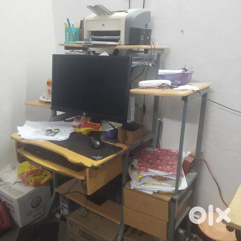 Computer table in very good condition or study chairs of pg College