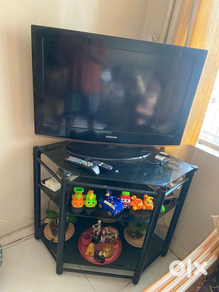 Samsung LCD TV 32 inch with TV stand