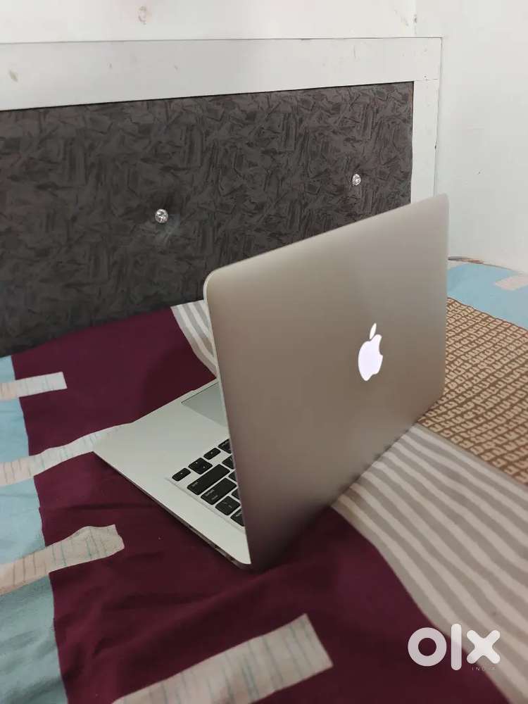 Apple MacBook A13