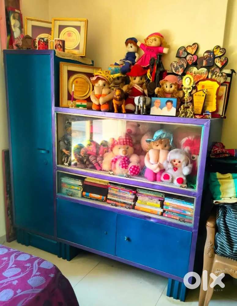 Sturdy Steel Showcase with Storage – Good Condition