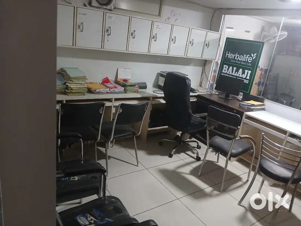 25 CHAIRS 2 AC 5 TABLES