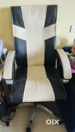 Cushioned Office/Computer Chair 360 degree rotating – Almost New