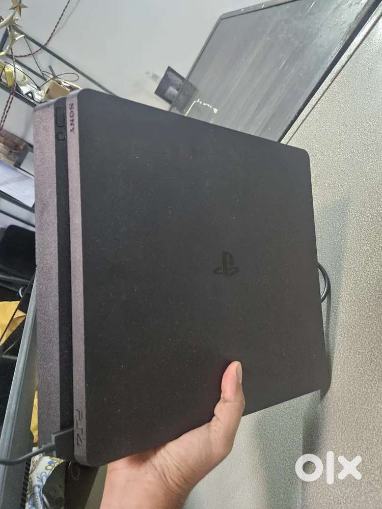 Ps 4 1tb version with games and joystick