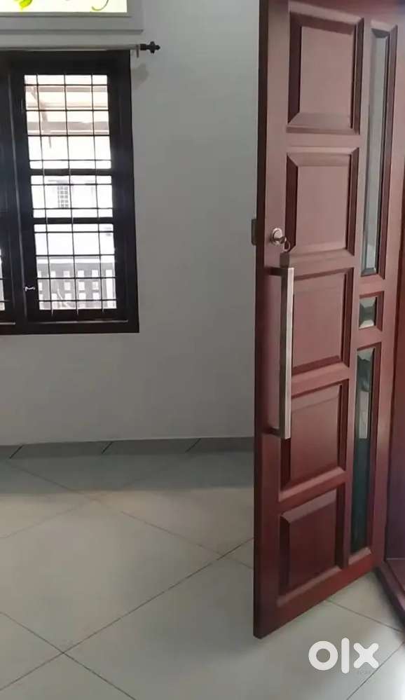 Maradu junction 1.2km distance 2 BHK Groundfloor house family for rent