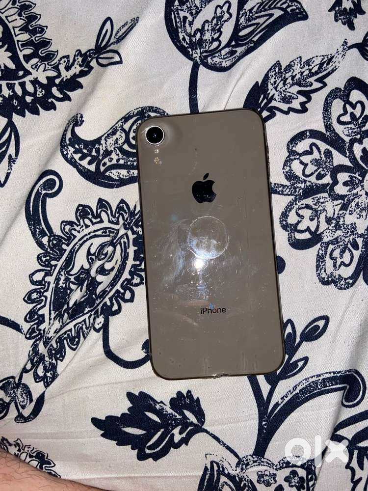 iphn xr 64 gb  white colour with osm condition used by mom