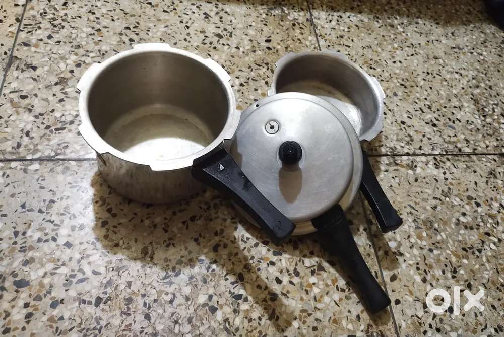 Pressure cooker 2 ltr, 3 ltr & fridge stand movable
