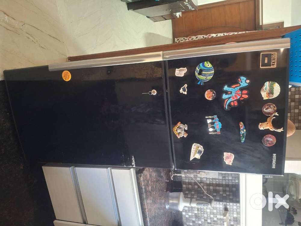 Hitachi 289 litres black refrigerator