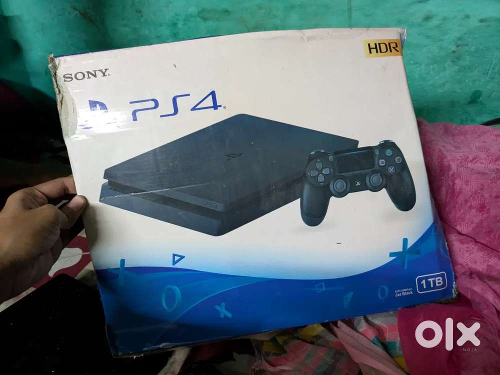 PS4 SLIM WITH 2 CONTROLER
