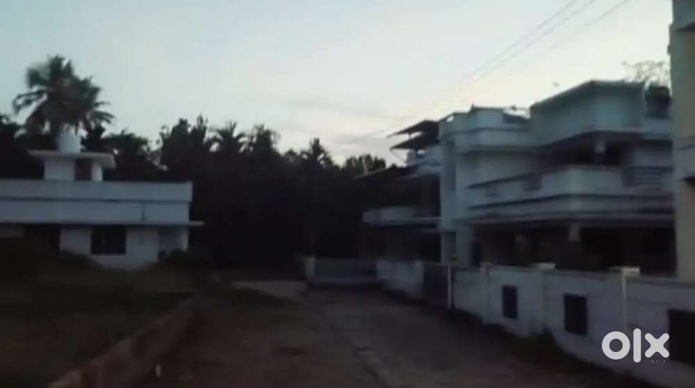 അങ്കമാലി കറുകുറ്റി ൽ നിന്നും 1.2km ഇളവൂർ ൽ 7 സെന്റ് സ്ഥലം. VIP ഏരിയ.