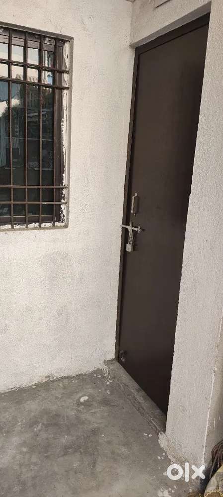 Single room in ratu road with attached washroom and kitchen