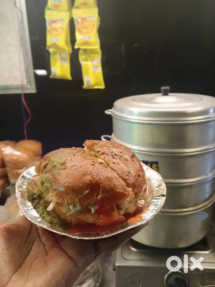 Food stoll par momos burger or caumin bechna hai