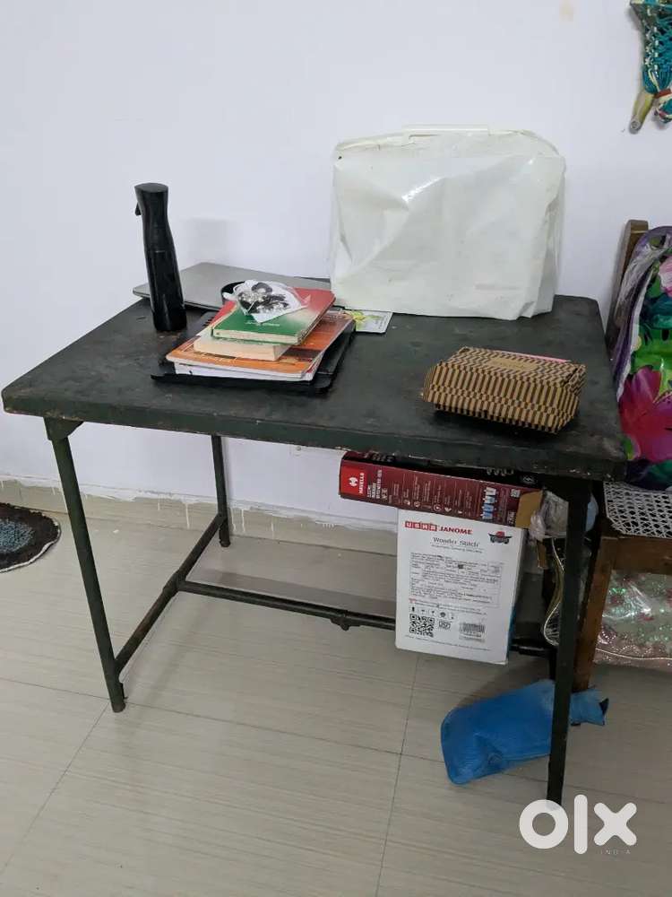 Simple table with a good space army table