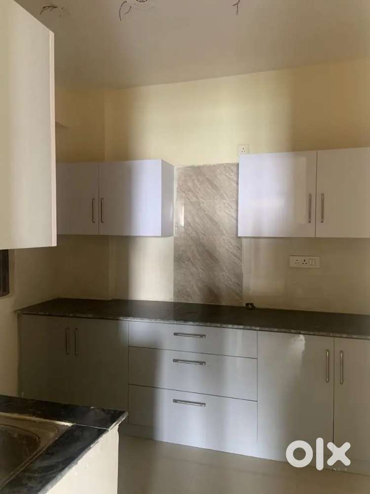 Couple girls fully furnished ind studio appartment 40,41 Sec chd