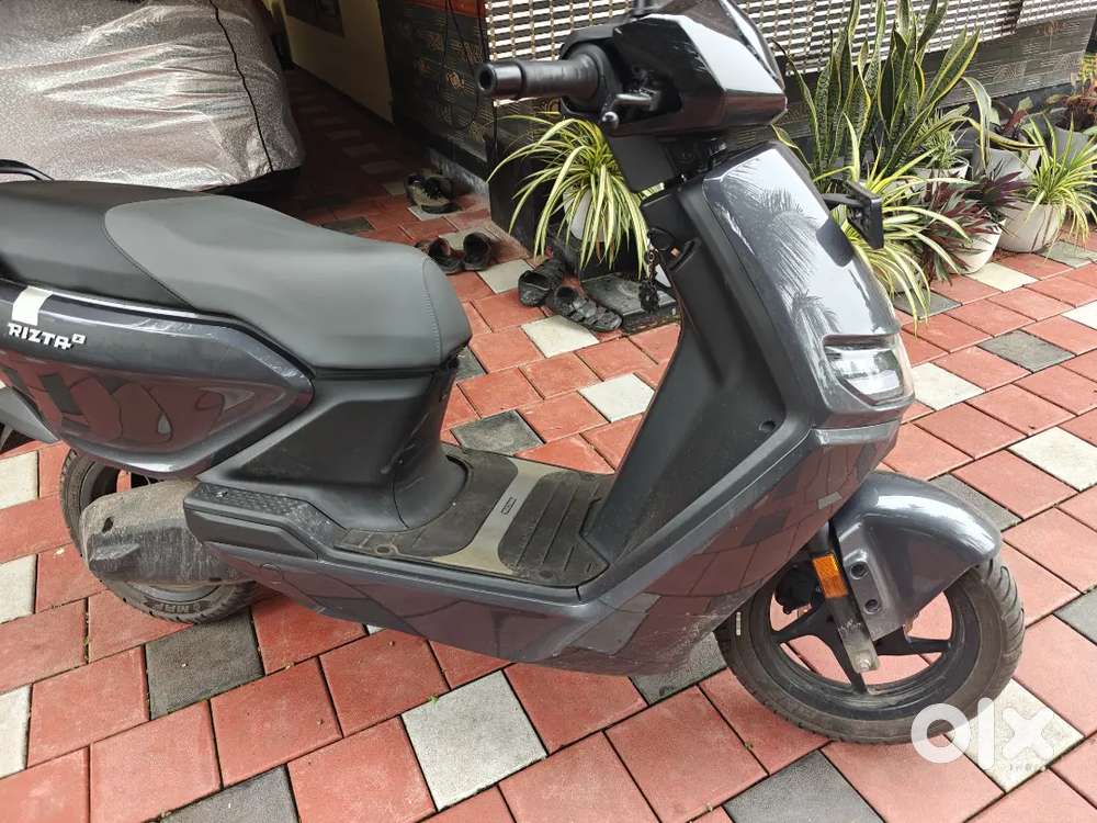 The RIZTA Z 3.7 kWh, including the Pro package.