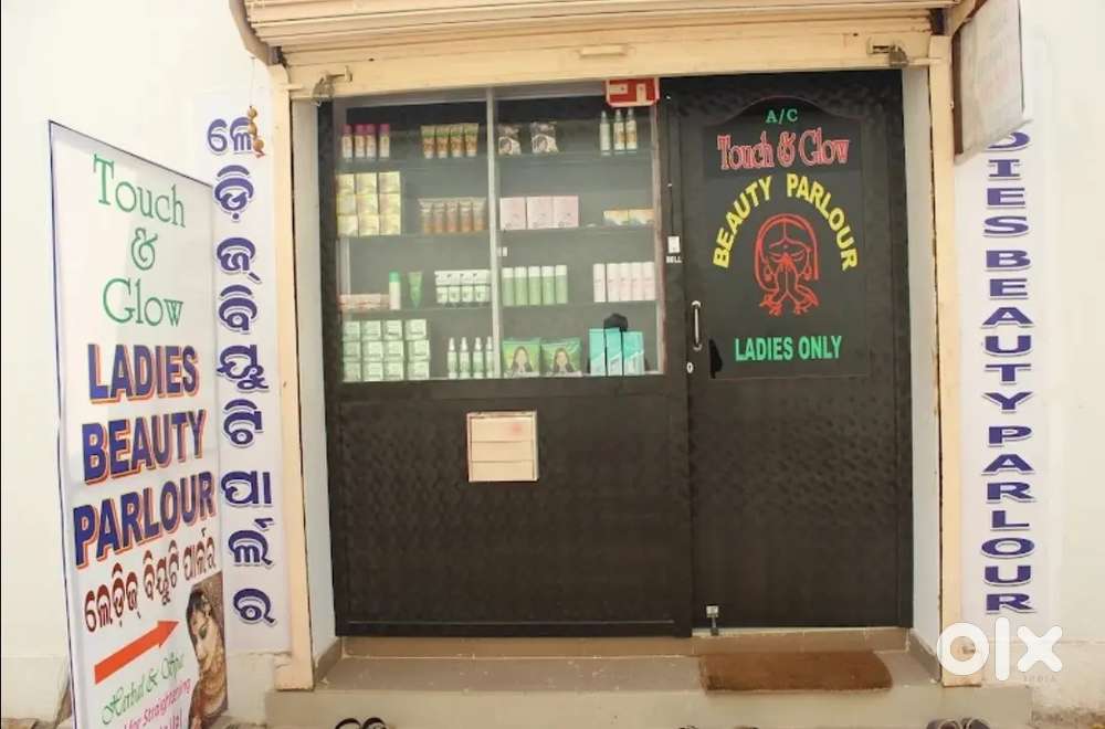 Parlour Beautician (female)