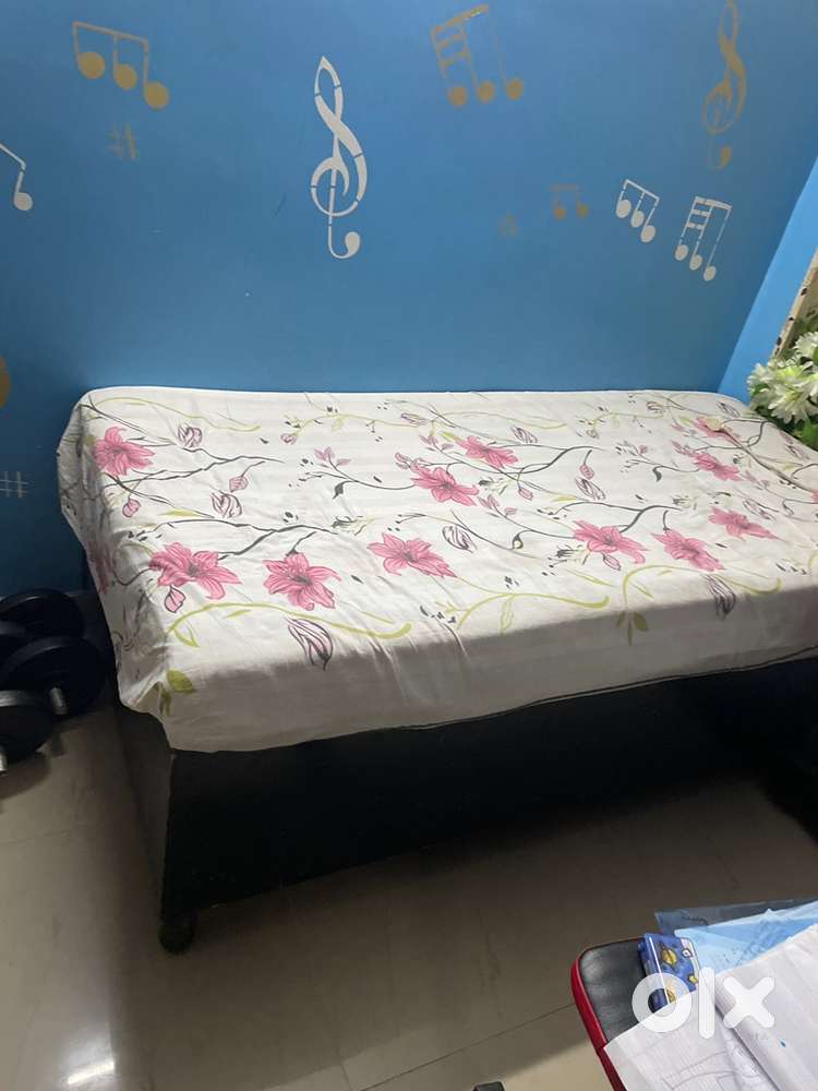 Single bed with matress