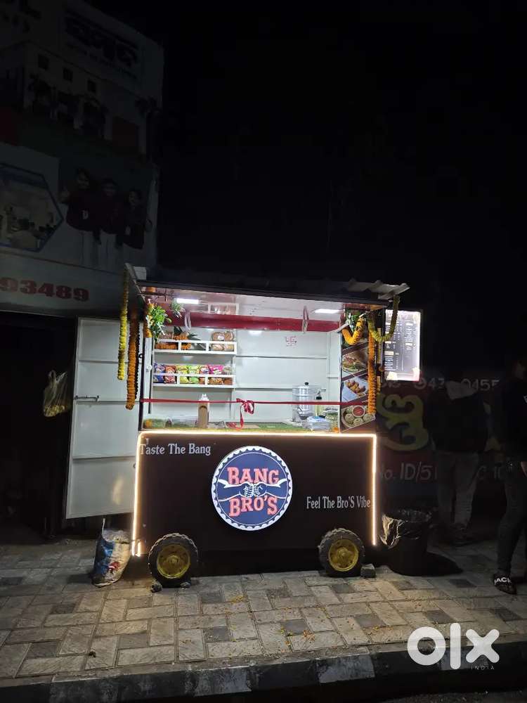 A cook who has knowledge about street food and knows time management.