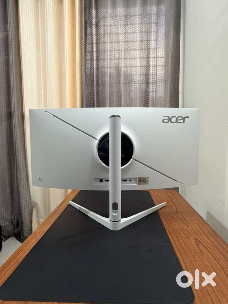 Acer Curved monitor - 29.5 inch with speaker