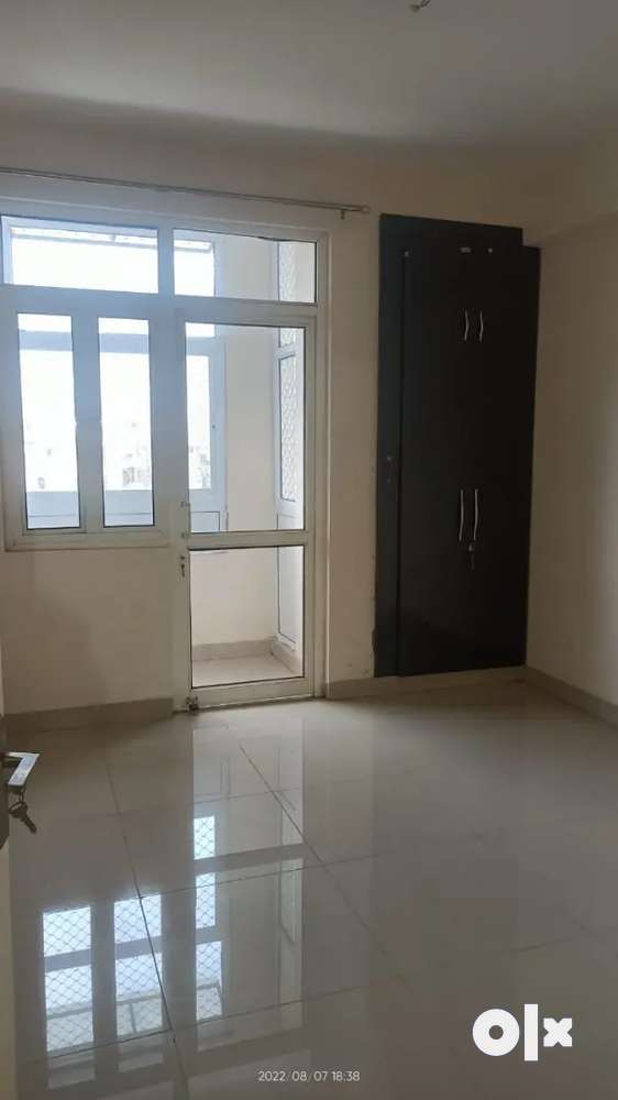 Semifurnished flat 2 bhk +2 bathroom and with gym and swimming pool