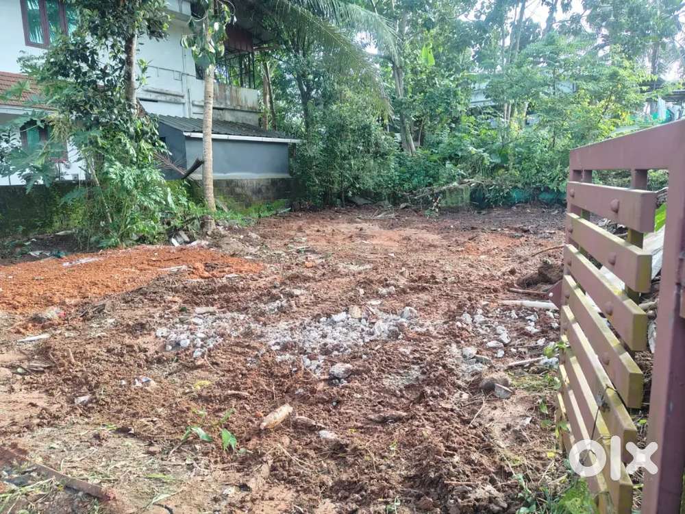 House plot near Kuzhivelippady