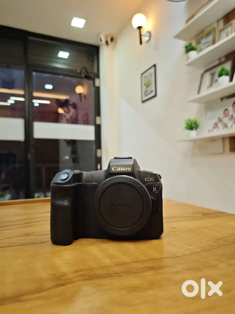Canon EOS R with Battery and charger