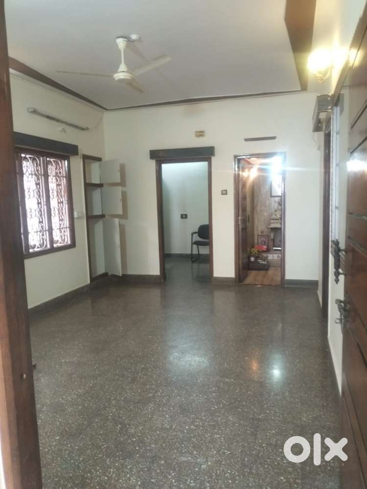 2BHK Builder fooor Available in Rajaji Nagar for lease ready to move